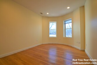 1801 Beacon St, Unit 4 in Brookline, MA - Building Photo - Building Photo