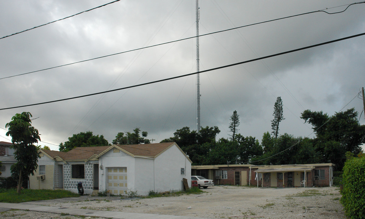 5212 SW 23rd St in Hollywood, FL - Building Photo