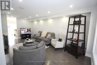 2504 Postmaster Dr in Oakville, ON - Building Photo - Building Photo