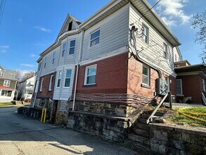 104 Magee Ave, Unit 2 in Jeannette, PA - Building Photo - Building Photo