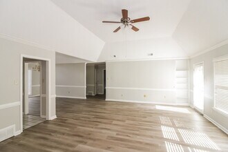 8731 Oak Trail Ln in Cordova, TN - Foto de edificio - Building Photo