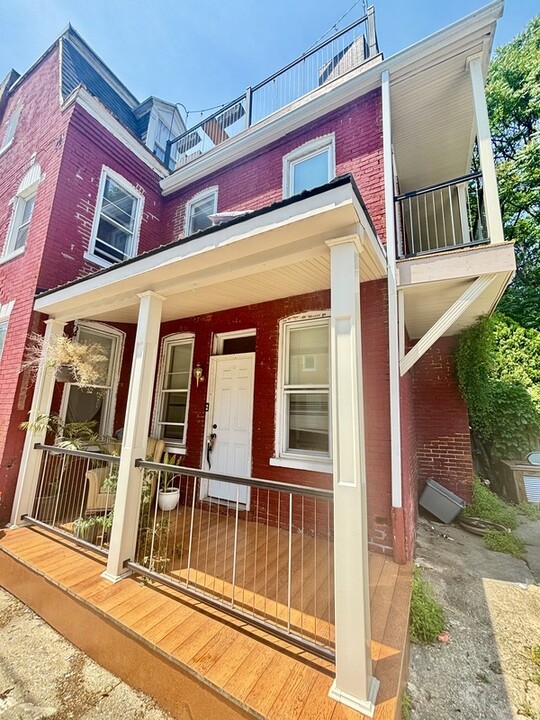 521 E Strawberry St in Lancaster, PA - Building Photo