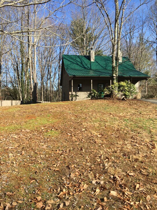 32 Cedar Hill Ln in Weaverville, NC - Building Photo