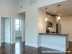 11 Newcomb St in Boston, MA - Foto de edificio - Building Photo