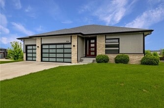 824 83rd St in West Des Moines, IA - Building Photo - Building Photo