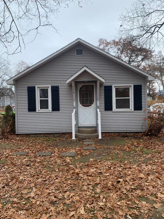 711 Fern St in Traverse City, MI - Building Photo