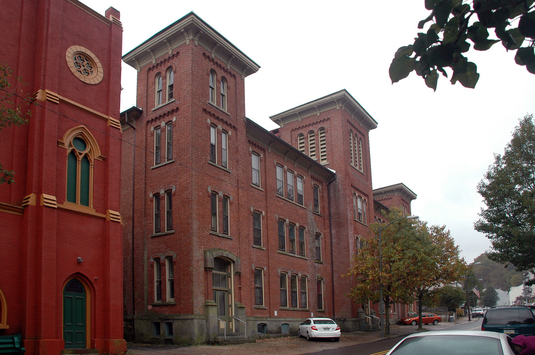 Three Towers Apartments in Jim Thorpe, PA - Foto de edificio