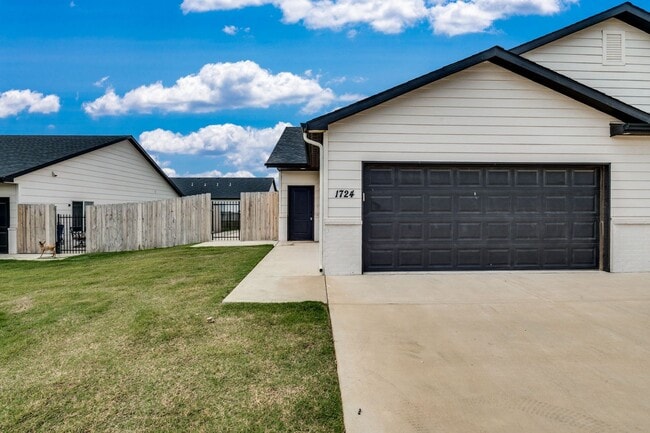 1749 E Cloverbrook Ct in Derby, KS - Foto de edificio - Building Photo