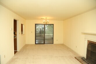 380 Minor Ridge Rd in Charlottesville, VA - Foto de edificio - Building Photo