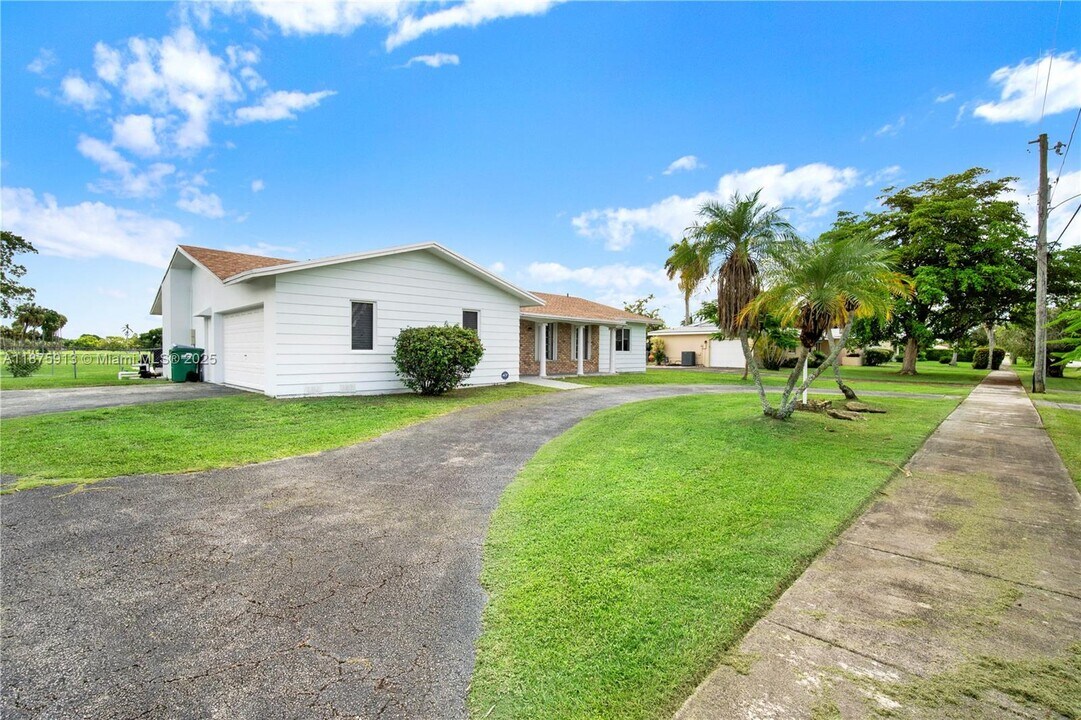 15425 Palmetto Lake Dr in Miami, FL - Building Photo
