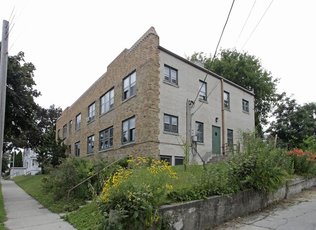 2405 S Austin St in Milwaukee, WI - Foto de edificio - Building Photo