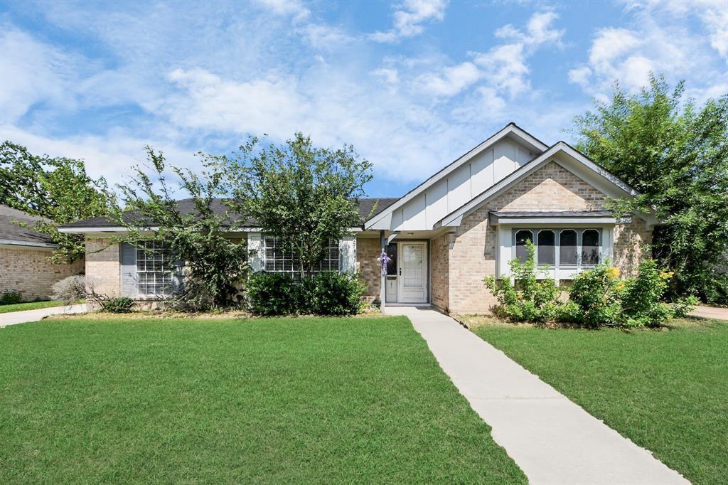 7911 Pella Dr in Houston, TX - Building Photo