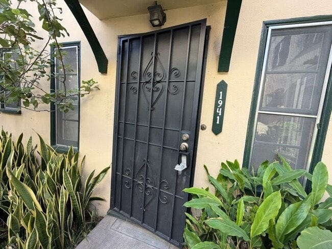 1939 W Washington Blvd, Unit 1941 in Los Angeles, CA - Building Photo - Building Photo