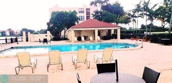 114 Lake Emerald Dr in Oakland Park, FL - Building Photo