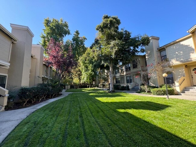 963 La Mesa Terrace in Sunnyvale, CA - Building Photo - Building Photo