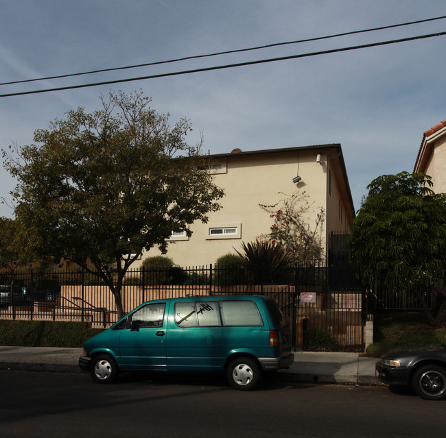 Los Olivos Apartments/Astoria Gardens in Sylmar, CA - Foto de edificio - Building Photo