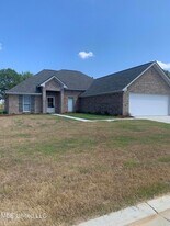 624 Westfield Dr in Pearl, MS - Building Photo