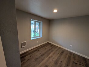 625 E 5th Ave in Riddle, OR - Foto de edificio - Building Photo