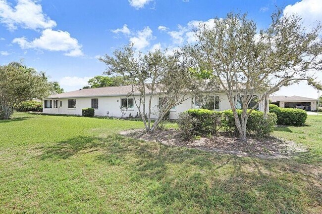 2306 Lancaster Dr, Unit 2306 in Sun City Center, FL - Building Photo - Building Photo