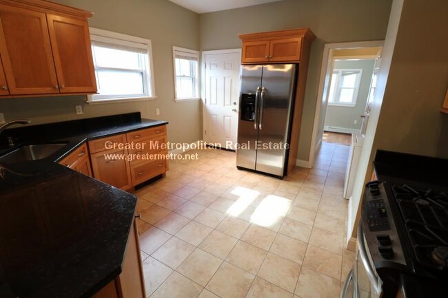 594 E 4th St, Unit 2 in Boston, MA - Building Photo - Building Photo