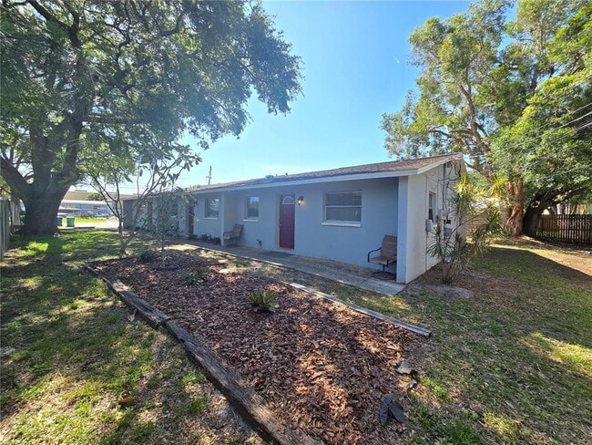 13500 W Rena Dr in Largo, FL - Building Photo - Building Photo