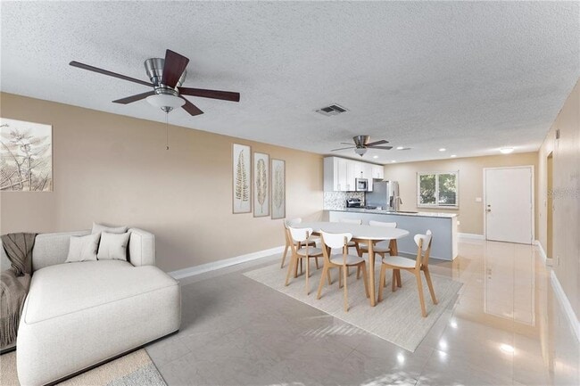 2928 Bancroft Cir E in Palm Harbor, FL - Building Photo - Building Photo