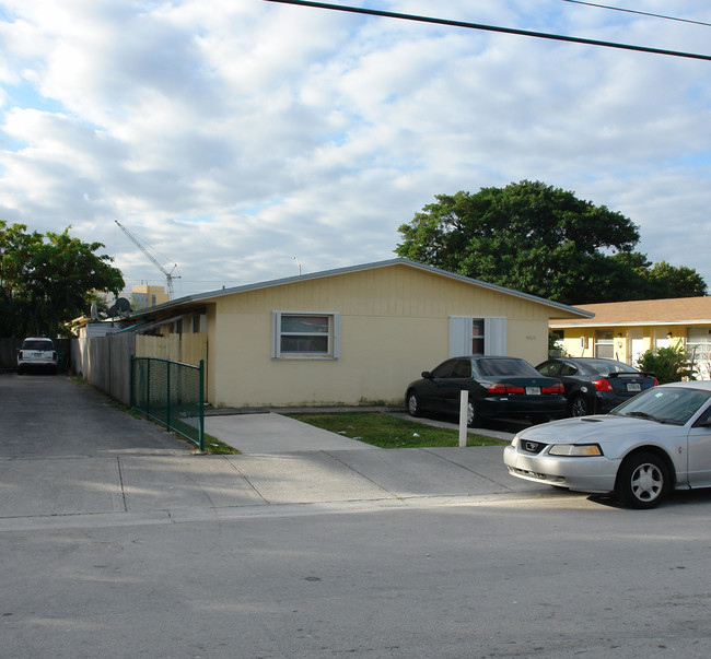 10838 SW 7th St in Miami, FL - Foto de edificio - Building Photo