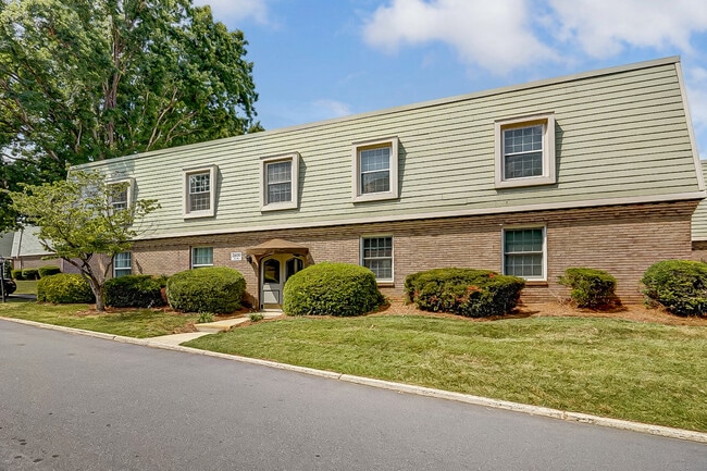 2600 Park Rd, Unit D in Charlotte, NC - Building Photo - Building Photo
