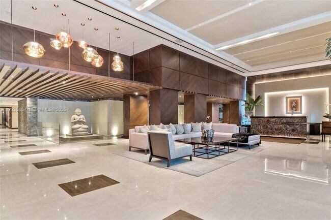 5875 Collins Ave, Unit 1704 in Miami, FL - Building Photo - Building Photo