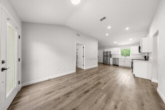 5872 NW 2nd Pl in Ocala, FL - Building Photo - Building Photo