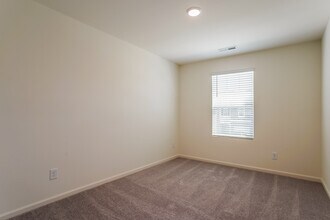 105 N Chubb Rdg in Clayton, NC - Foto de edificio - Building Photo