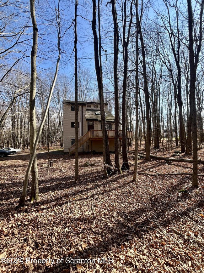 8 Louis Ln in Gouldsboro, PA - Foto de edificio - Building Photo