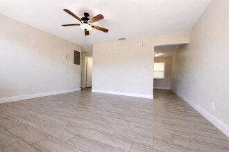 5451-5453 Eleventh Ave in Ft. Myers, FL - Building Photo - Building Photo