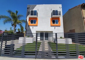 2337 1/2 S Crenshaw Blvd in Los Angeles, CA - Building Photo