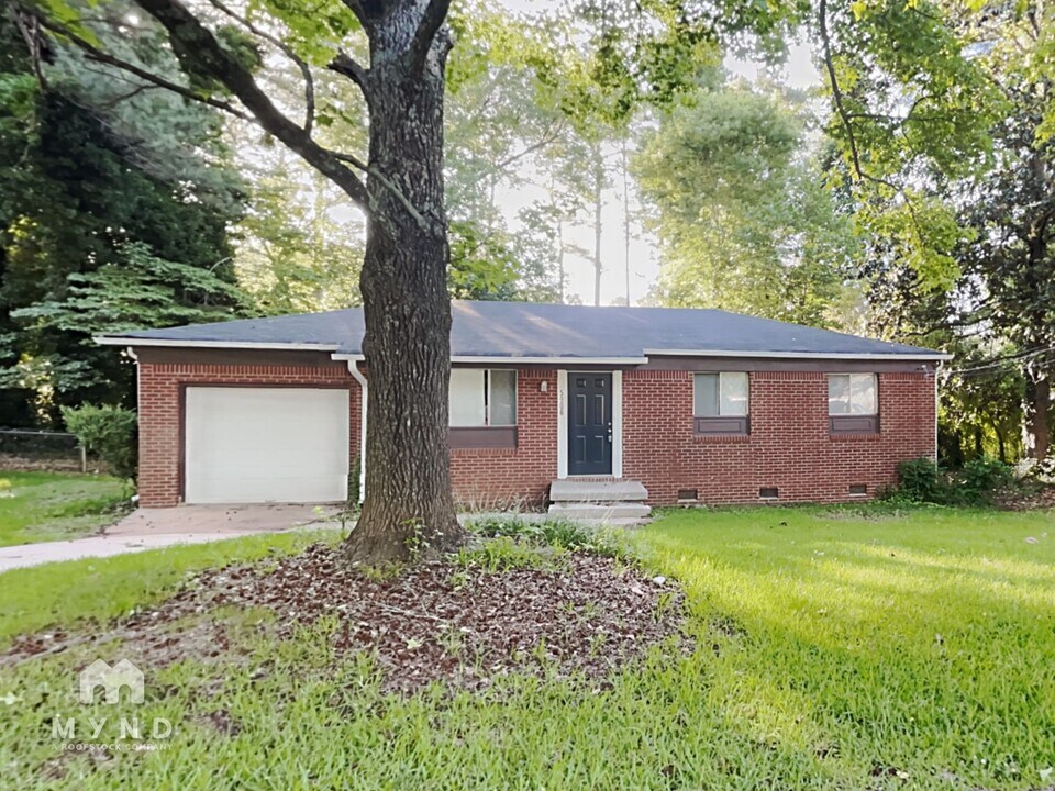 5906 Pineglen Ct in Riverdale, GA - Building Photo