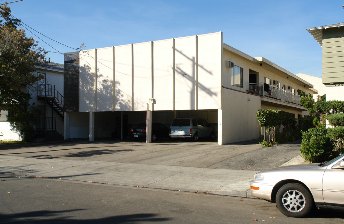 725 E Garfield Ave in Glendale, CA - Building Photo