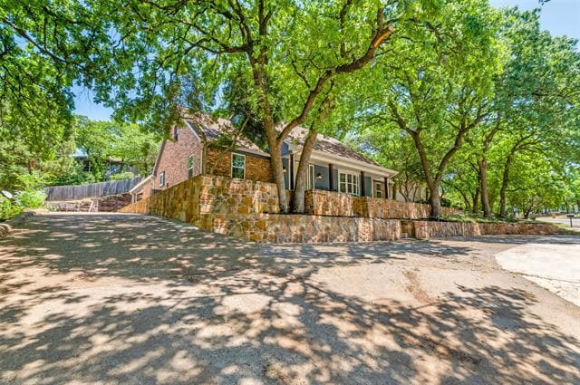 property at 2711 Lincoln Dr