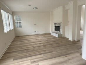 30434 Mallorca Pl in Santa Clarita, CA - Foto de edificio - Building Photo