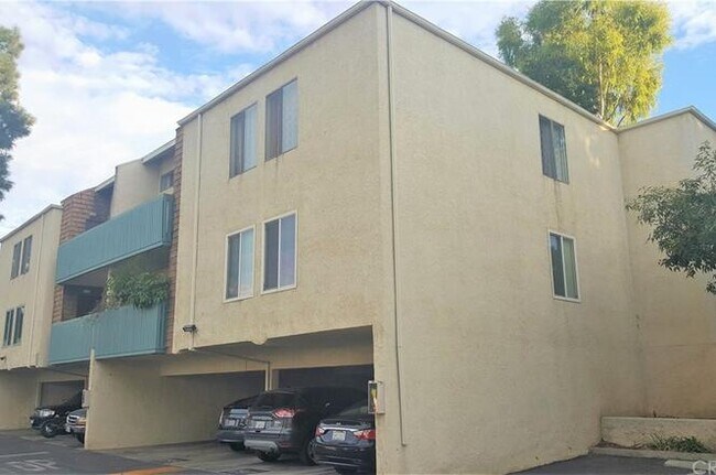 5700 Etiwanda Ave, Unit 261 in Tarzana, CA - Building Photo - Building Photo