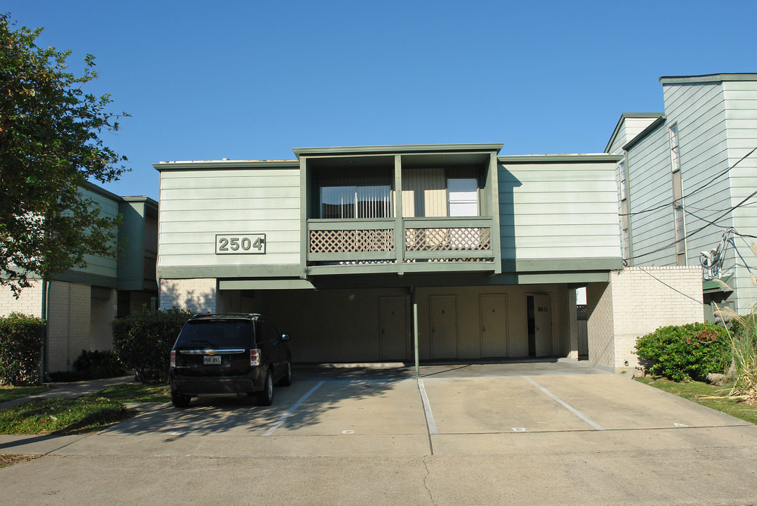 2504 Giuffrias Ave in Metairie, LA - Building Photo