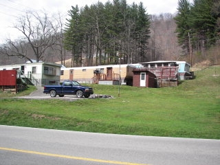 Route 3 in Foster, WV - Foto de edificio - Building Photo