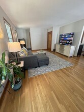 2111 N 84th St, Unit 2111 in Wauwatosa, WI - Foto de edificio - Building Photo