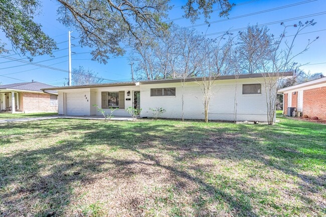 property at 206 Crestview Dr