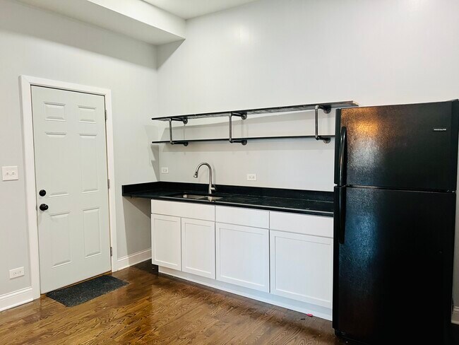 1840 S Ashland Ave-Unit -2F in Chicago, IL - Building Photo - Building Photo