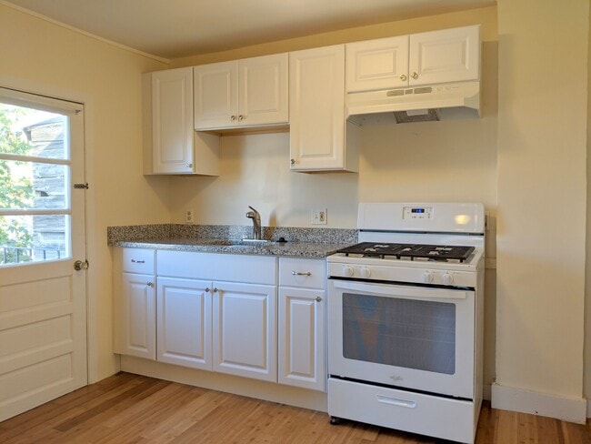 2 Evergreen Sq, Unit 3