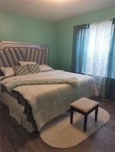 7567 Sugarcreek Dr in Riverdale, GA - Foto de edificio - Building Photo