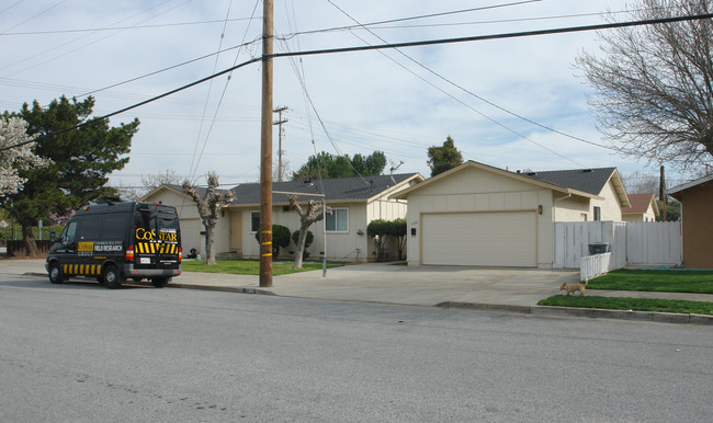 7380-7382 Maple St in Gilroy, CA - Building Photo - Building Photo