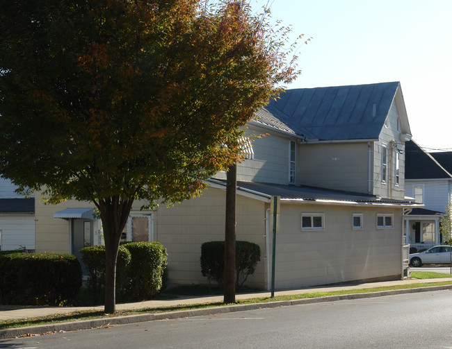 405 East St in Bloomsburg, PA - Building Photo - Building Photo