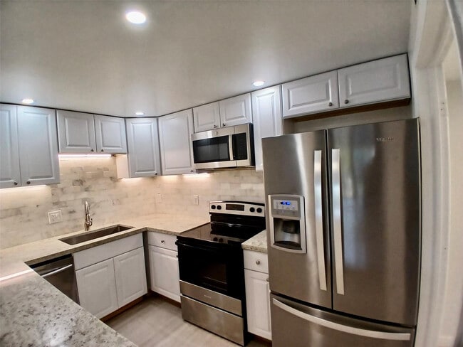 4164 Inverrary Dr in Lauderhill, FL - Foto de edificio - Building Photo