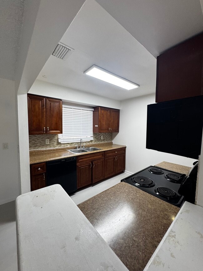 380 W 22nd Ct in Riviera Beach, FL - Building Photo - Building Photo